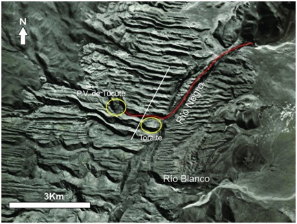Imagen de Google Earth. Se
    aprecia el emplazamiento de Toraite en relación a Pueblo Viejo de Tucute y
    se señala el escalón topográfico