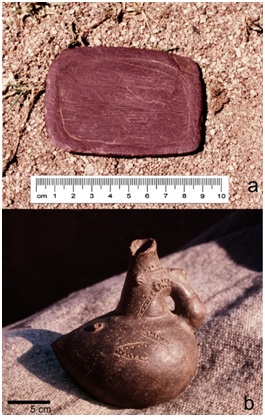 a) Tableta para inhalar en piedra de la recolección
    de superficie de Yutopián; b)
    Vasija recolectada por un poblador local de las inmediaciones del sitio.