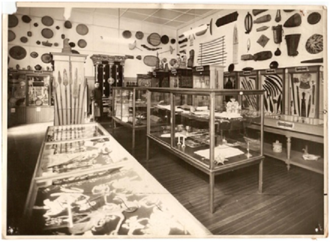 Una sala de la exhibición de 1927, en el Museo
    Etnográfico.
