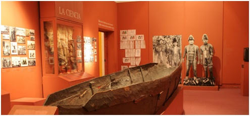 Modelo de canoa europea adoptada por los Yámana.
    Al fondo, ceremonia de iniciación selknam.