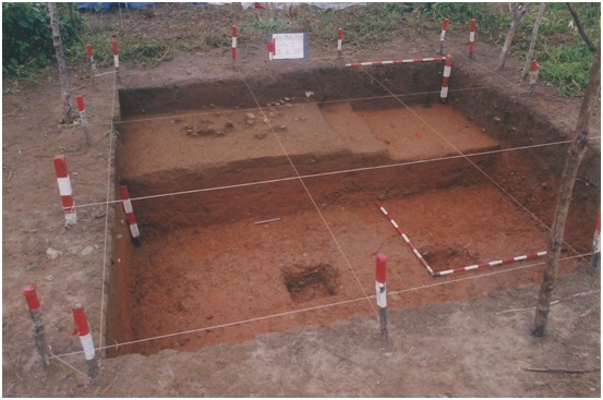 Excavación en el sitio 05PNA005 Nare, en la cima de una paleoterraza del
Magdalena Meido. Nótese hacia la superficie el nivel con fragmentos cerámicos.
En la parte superior derecha se observa el nivel precerámico alrededor de 5000 AP
y al fondo de la excavación se recuperaron materiales tallados fechados hacia
11.400 AP (López 2008).