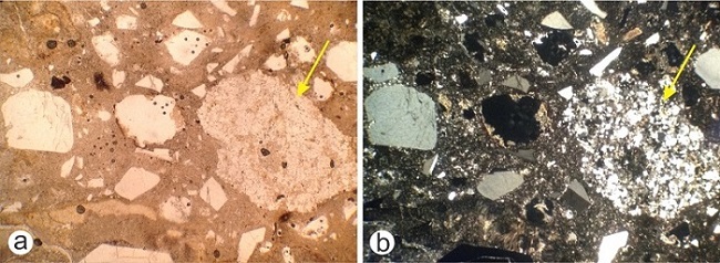 Fotomicrografías de un fragmento de metacuarcita (flecha) en la Ignimbrita
riolítica 1; (a, sin analizador, b, con analizador, ancho de las fotos 1,85mm)