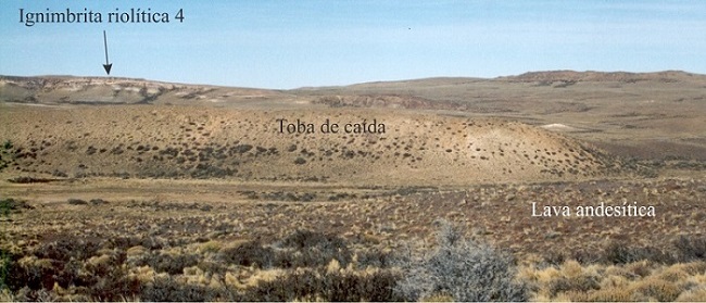 Foto panorámica de la unidad Toba de
caída que se apoya sobre la Lava andesítica y está cubierta por la Ignimbrita
riolítica 4